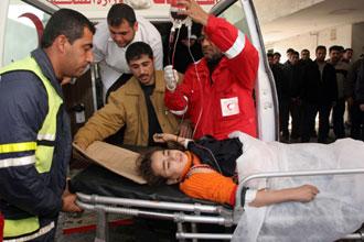 A wounded Palestinian child is taken to Shifa Hospital in the east of Gaza City after an Israeli strike on Jan. 5, 2009. [Xinhua] 