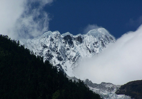 A file photo of Meili Snow Mountain. The Yunnan green environment development foundation will provide a 50,000-yuan (US$7,000) grant for each program from its Biodiversity Conservation Small Grants Project. The projects will help preserve dolphin deer, the Chinese manglietiastrum (Manglietiastrum sinicum) - a rare flowering plant endemic to Yunnan - and the biodiversity in Meili Snow Mountain.