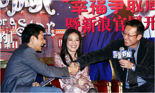  Andy Lau (L) says he appreciates Director Andrew Lau's(R) help at the launch of an official website for 'Look for a Star' on January 13th.