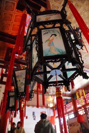 People visit the newly-finished palace lanterns at Gubeikou Village of Beijing, capital of China, Jan. 13, 2009. Nearly a hundred kinds of palace lanterns were shown at the scenic spot to welcome the forthcoming Chinese traditional Spring Festival, which falls on Jan. 26 this year.