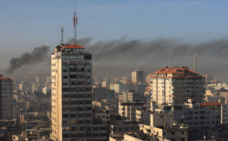 Smoke is seen during an Israeli military operation in Gaza City, on Jan. 15, 2009. [Wissam Nassar/Xinhua]