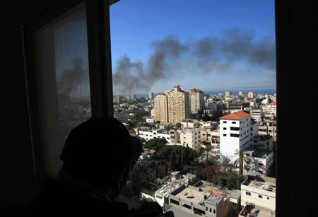 Smoke is seen during an Israeli military operation in Gaza City, on Jan. 15, 2009. [Wissam Nassar/Xinhua]