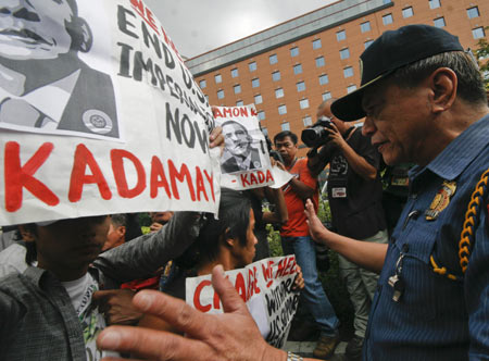 Philippine urban poor demonstrators calling on U.S. President-elect Barack Obama to end support for their President Gloria Macapagal-Arroyo whose administration, according to the activists, is riddled with corruption and incompetency are blocked by the police during a protest outside the United States Embassy in Manila, the Philippines on Jan. 15, 2009.[Luis Liwanag/Xinhua]