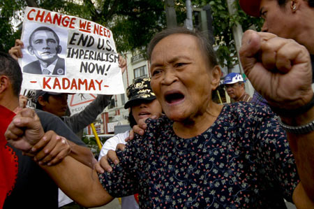 Philippine urban poor demonstrators call on U.S. President-elect Barack Obama to end support for their President Gloria Macapagal-Arroyo whose administration, according to the activists, is riddled with corruption and incompetency during a protest outside the United States Embassy in Manila, the Philippines on Jan. 15, 2009. [Luis Liwanag/Xinhua]