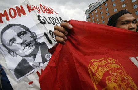 Philippine urban poor demonstrators call on U.S. President-elect Barack Obama to end support for their President Gloria Macapagal-Arroyo whose administration, according to the activists, is riddled with corruption and incompetency during a protest outside the United States Embassy in Manila, the Philippines on Jan. 15, 2009. [Luis Liwanag/Xinhua]