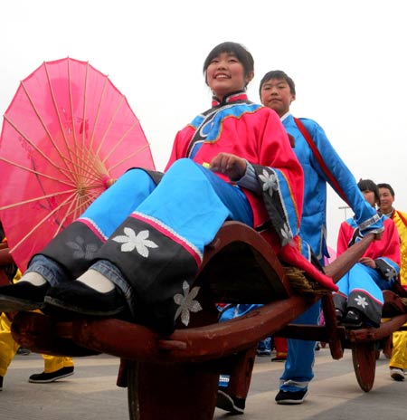 Performers in traditional Chinese dress play during the 2009 Lunar New Year Paintings Festival held in Mianzhu, one of the worst-hit towns during the May 12 quake in southwestern Chinese province of Sichuan, Jan. 15, 2009.[Chen Xie/Xinhua] 