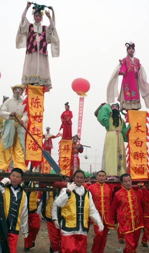 Performers in traditional Chinese dress play during the 2009 Lunar New Year Paintings Festival held in Mianzhu, one of the worst-hit towns during the May 12 quake in southwestern Chinese province of Sichuan, Jan. 15, 2009. [Chen Xie/Xinhua] 