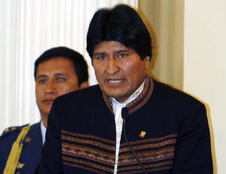 Bolivian President Evo Morales (R) speaks during a meeting with international ambassadors at the presidential palace in La Paz, January 14, 2009. President Morales said on Wednesday his country is breaking diplomatic ties with Israel over the offensive in the Gaza Strip that has killed hundreds of Palestinians.[Xinhua/AFP]