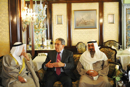 Arab League Secretary General Amr Moussa (C) gestures as he speaks, while Kuwait's Foreign Minister Sheikh Mohammad al-Salem al-Sabah (R) listens in Kuwait City, Kuwait, on Jan. 15, 2009. Mussa said on Wednesday there was no quorum to convene an Arab summit in Qatar this week on Israel's offensive in Gaza. [Xinhua]