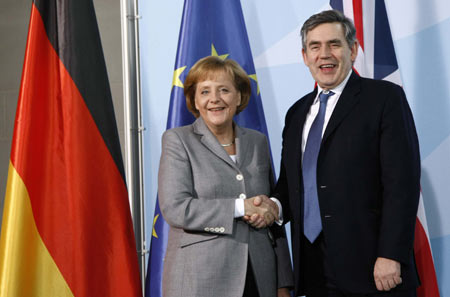 Britain's Prime Minister Gordon Brown (R) and German Chancellor Angela Merkel shake hands after addressing a news conference in Berlin January 15, 2009.[Xinhua/Reuters]