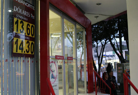 The board of the foreign exchange trading price is hung in front of a bank in Mexico City, Mexico, Jan. 14, 2009. The peso's exchange rate with the dollar surpassed one to 14.31 on Wednesday, losing about 27 cents from the rate on Tuesday. The central bank of Mexico auctioned 400 million U.S. dollars on Wednesday in an attempt to stem the depreciation of the Mexican peso.[Xinhua]