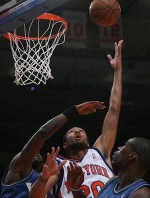 New York Knicks Jared Jeffries (C) jumps for a shot during the NBA game against Washington Wizards in New York, the United States, Jan. 14, 2009. Knicks won 128-122. [Xinhua]