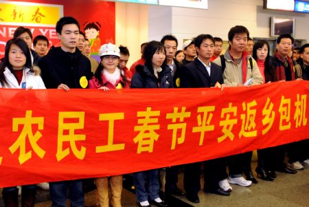 Rural immigrants from the earthquake-hit region in Sichuan Province wait for boarding at the Gaoqi Airport in Xiamen, southeast China's Fujian Province, on Jan. 15, 2009. A total of 119 advanced individuals of Sichuan rural immigrants flew home for free with the charter plane of the Xianmen Trade Union on Thursday. [Xinhua]