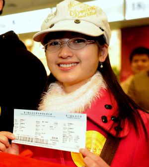 Rural immigrant Xiong Li from the earthquake-hit region in Sichuan Province displays her boarding card at the Gaoqi Airport in Xiamen, southeast China's Fujian Province, on Jan. 15, 2009.[Xinhua]