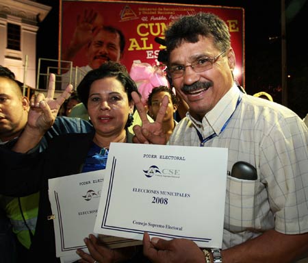 Former world boxing champion and newly elected Mayor of Mangua Alexis Arguello makes a victory sign during a mass oath ceremony for mayoral authorities on the Revolution Square in Managua, capital of Nicaragua, Jan. 14, 2009. Hundreds of newly-elected mayors, vice mayors and municipal councilors attended the ceremony here on Wednesday. [Cesar Perez/Xinhua] 