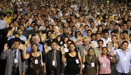 Newly-elected mayors, vice mayors and municipal councilors attend a mass oath ceremony for mayoral authorities on the Revolution Square in Managua, capital of Nicaragua, Jan. 14, 2009. The mayors from throughout the country were elected on Nov. 9, 2008. [Cesar Perez/Xinhua]