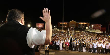 Newly-elected mayors, vice mayors and municipal councilors attend a mass oath ceremony for mayoral authorities on the Revolution Square in Managua, capital of Nicaragua, Jan. 14, 2009. The mayors from throughout the country were elected on Nov. 9, 2008. [Cesar Perez/Xinhua] 