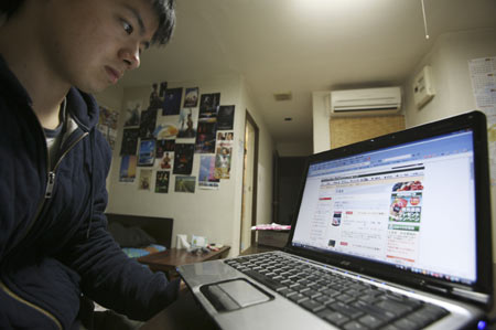 A man logs on a website of 'net supermarket' in Tokyo, capital of Japan, on Jan. 15, 2009. [Ren Zhenglai/Xinhua] 