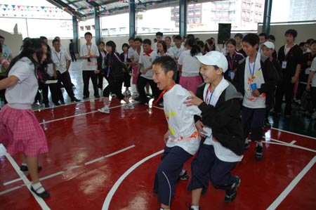 Students from China's quake-hit Sichuan Province play with Philippine students at the Raja Suliman Science And Technology High School in Manila, the Philippines, Jan. 15, 2009. Invited by Philippine President Gloria Macapagal-Arroyo, a group of 100 children who survived a devastating earthquake in China last May arrived in the Philippines on Sunday for a week-long trip. [Xu Lingui/Xinhua]