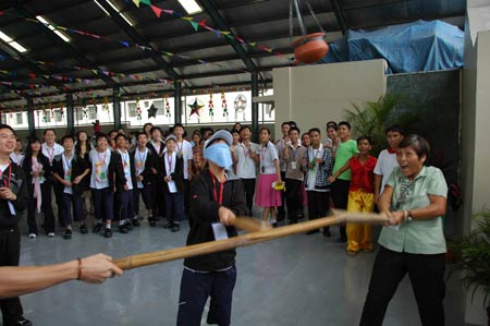 Students from China's quake-hit Sichuan Province play with Philippine students and teachers at the Raja Suliman Science And Technology High School in Manila, the Philippines, Jan. 15, 2009. Invited by Philippine President Gloria Macapagal-Arroyo, a group of 100 children who survived a devastating earthquake in China last May arrived in the Philippines on Sunday for a week-long trip. [Xu Lingui/Xinhua] 