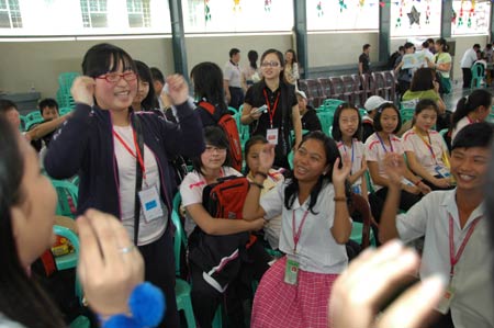 Students from China's quake-hit Sichuan Province play with Philippine students at the Raja Suliman Science And Technology High School in Manila, the Philippines, Jan. 15, 2009. Invited by Philippine President Gloria Macapagal-Arroyo, a group of 100 children who survived a devastating earthquake in China last May arrived in the Philippines on Sunday for a week-long trip. [Xu Lingui/Xinhua] 