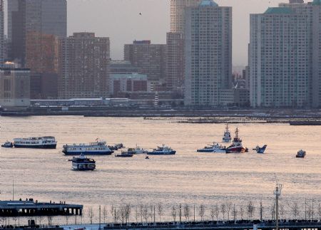 Passengers are rescued after a U.S. Airways plane landed in the Hudson River in New York, the United States, on Jan. 15, 2009. The U.S. Airways jet on way from New York to Charlotte Thursday crashed into the Hudson River off the west side of Manhattan with more than 150 people on board. [Hou Jun/Xinhua] 