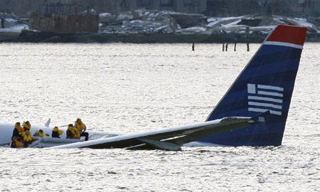 Passengers are rescued after a U.S. Airways plane landed in the Hudson River in New York, January 15, 2009. A US Airways jet with more than 150 people on board came down into the frigid Hudson River off Manhattan after apparently hitting a flock of geese on Thursday and officials said everyone was rescued. [Xinhua/Reuters]