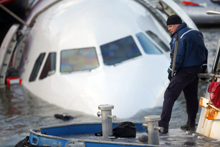 Emergency personnel search for more passengers after a U.S. Airways plane landed in the Hudson River in New York January 15, 2009. A US Airways jet with more than 150 people on board came down into the frigid Hudson River off Manhattan after apparently hitting a flock of geese on Thursday and officials said everyone was rescued. [Xinhua/Reuters]