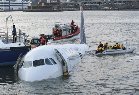 Passengers are rescued after a U.S. Airways plane crashed into the Hudson River in New York January 15, 2009. A US Airways jet with more than 150 people on board came down into the frigid Hudson River off Manhattan after apparently hitting a flock of geese on Thursday and officials said everyone was rescued. [Xinhua/Reuters]