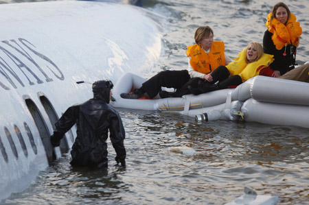 Passengers are rescued after a U.S. Airways plane landed in the Hudson River in New York January 15, 2009. A US Airways jet with more than 150 people on board came down into the frigid Hudson River off Manhattan after apparently hitting a flock of geese on Thursday and officials said everyone was rescued. [Xinhua/Reuters]