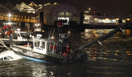 A US Airways plane which crashed in the Hudson River is secured to a bulkhead in New York January 15, 2009. A US Airways jet with more than 150 people on board came down into the frigid Hudson River off Manhattan after apparently hitting a flock of geese on Thursday and officials said everyone was rescued. [Xinhua/Reuters]