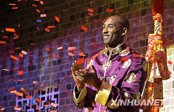 Los Angeles Lakers basketball player Kobe Bryant, dressed in traditional Chinese clothing, announces the launch of his blog and official Chinese website during a news conference at the LA Club Nokia downtown Los Angeles on Thursday, Jan. 15, 2009. [Xinhua]