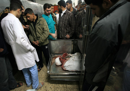  The body of Hamas leader Said Siam lies in the mortuary of Al-Shifa hospital in Gaza City on Jan. 15, 2009, after he was killed in an Israeli air strike.[Xinhua]