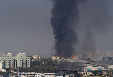 Photo taken on Jan. 15, 2009, shows heavy smoke rising from Gaza city after the bombing. Dozens of Israeli tanks entered southern Gaza City on Thursday as the army is pushing forward deep inside the city, local witnesses said. (Xinhua/Yin Bogu)