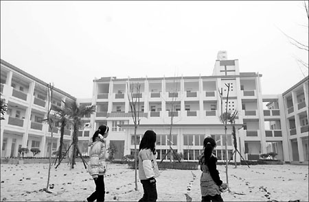 Students stroll pass the newly rebuilt Tuqiao primary school in Dujiangyan city, Sichuan Province, yesterday. The school, which was destroyed during the May 12 earthquake, was rebuilt with support from the Shanghai municipal government. [Xinhua photo]