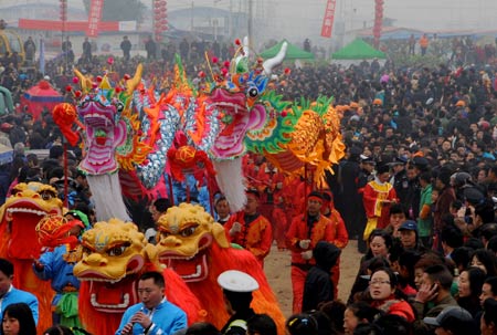 Performers in traditional Chinese dress play in the temporary housing area for May 12 earthquake survivors during the 2009 Lunar New Year Paintings Festival held in Mianzhu, one of the worst-hit towns during the May 12 quake in southwestern Chinese province of Sichuan, Jan. 15, 2009.