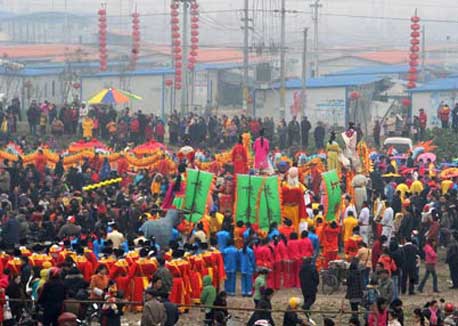 Traditional shows cheer up quake survivors before Spring Festival