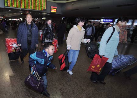 Passengers head for their trains at the Beijing West Railway Station in Beijing Jan. 15, 2009. China's annual Spring Festival pessenger rush is getting started these days as the Spring Festival comes close. 