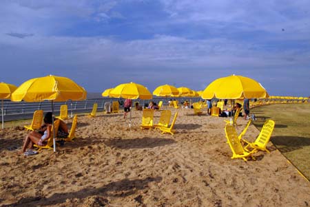 People enjoy a sunny day on an artificial beach in Buenos Aires, Jan. 15, 2009. Two artificial beaches was inaugurated in Buenos Aires on Thursday, freeing Buenos Aires people from the trouble of travelling hundreds of kilometers to the seaside in order to enjoy beach leisure. 