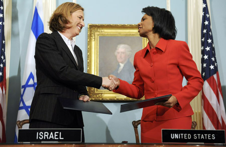 Israel's Foreign Minister Tzipi Livni (L) and U.S. Secretary of State Condoleezza Rice (R) shake hands after signing a memorandum of understanding, aimed at preventing arms smuggling into Gaza, at the State Department in Washington, January 16, 2009. 