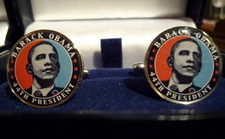 Souvenir cufflinks featuring U.S. President-elect Barack Obama for the upcoming U.S. presidential inauguration are displayed in a store in Alexandria, Virginia, January 15, 2009. Obama will be sworn in as the 44th President of the United States on January 20, 2009.(Xinhua/Reuters Photo)