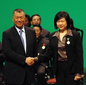 Ho Hau Wah (L), chief executive of Macao Special Administrative Region, shakes hands with an awardee during an awarding ceremony held in Macao, south China, Jan. 16, 2009. Ho presented badges, medals and diploma to 32 persons and eight social groups during the yearly awarding ceremony of the year 2008 on Friday to honor their personal achievements or contribution to the society. 