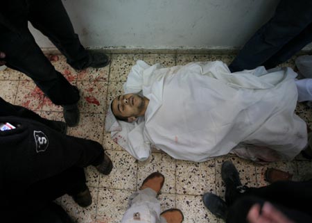 The body of a Hamas miltant killed during Israeli military operations in Tal al Hawa area lies in al Shifa hospital in Gaza City, Jan. 16, 2009. The death toll in Gaza has risen to more than 1140 since the beginning of the Israeli massive attack on Gaza on Dec. 27, 2008, with about 5150 wounded, Gaza emergency chief Mo'aweya Hassanein said on Friday. (Xinhua/Wissam Nassar)