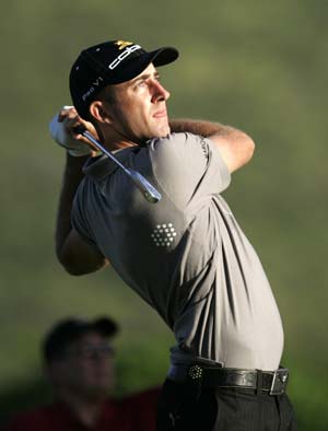 Geoff Ogilvy of Australia follows his drive off the second tee at the Sony Open golf tournament in Honolulu, Hawaii January 15, 2009.