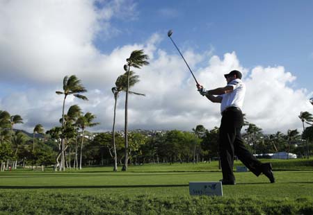 Rory Sabbatini of South Africa drives off the third tee at the Sony Open golf tournament in Honolulu, Hawaii January 15, 2009.