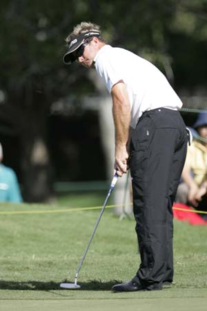 Brian Gay of the U.S. putts on the fifth green at the Sony Open golf tournament in Honolulu, Hawaii January 15, 2009.