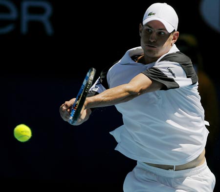 Andy Roddick of the U.S. hits a return to Sweden's Bjorn Rehnquist during their match at the Australian Open tennis tournament in Melbourne Jan. 19, 2009. Roddick defeats Bjorn Rehnquist of Sweden 6-0, 6-2, 6-2. [Xinhua]