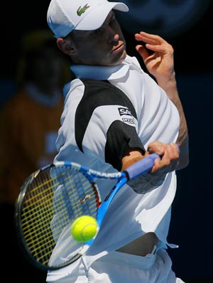 Andy Roddick of the U.S. hits a forehand return to Sweden's Bjorn Rehnquist during their match at the Australian Open tennis tournament in Melbourne Jan. 19, 2009. [Xinhua]