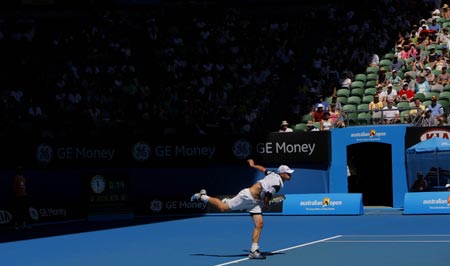 Andy Roddick of the U.S. serves during his match with Sweden's Bjorn Rehnquist at the Australian Open tennis tournament in Melbourne Jan. 19, 2009. [Xinhua]