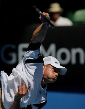 Andy Roddick of the U.S. serves during his match with Sweden's Bjorn Rehnquist at the Australian Open tennis tournament in Melbourne Jan. 19, 2009. [Xinhua]